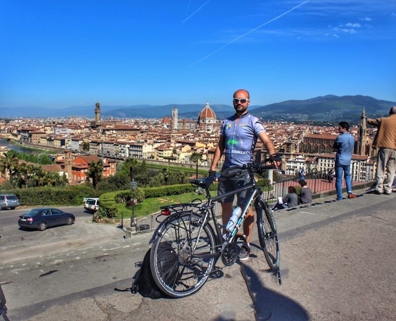 Gezgin Deli bisikletle Avrupa gezisinden bir kare