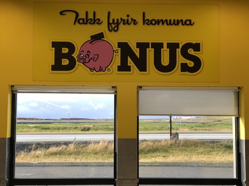 İzlanda gezi rehberi - Bonus ucuzluk marketinin domuzcuklu logosu