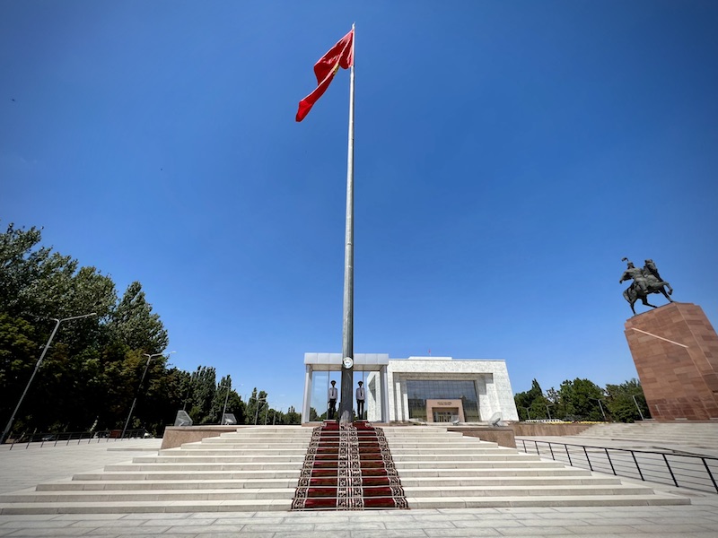 Ala Too Meydanı'ndaki Kırgız Bayrağı ve Manas Heykeli
