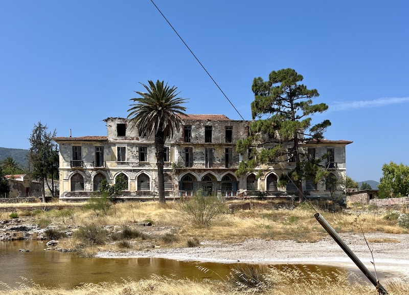 Terkedilmiş Sarlitza Sarayı