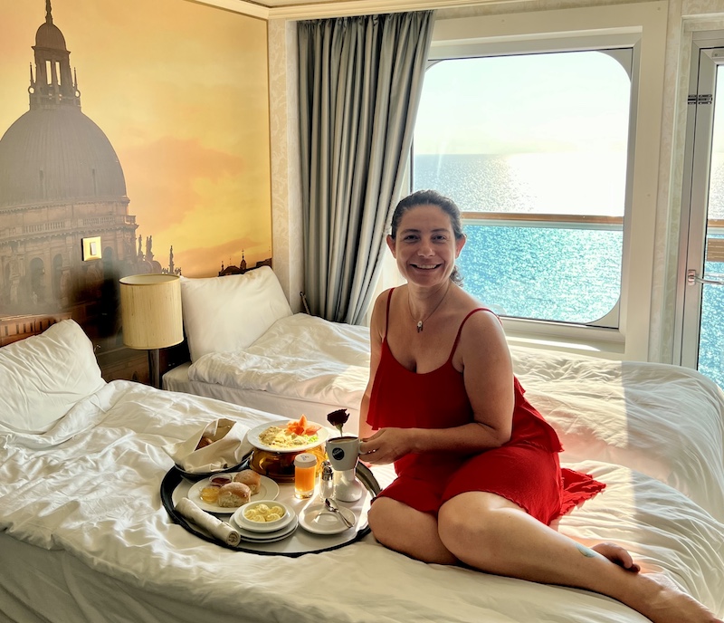 Gemi odasında kahvaltı