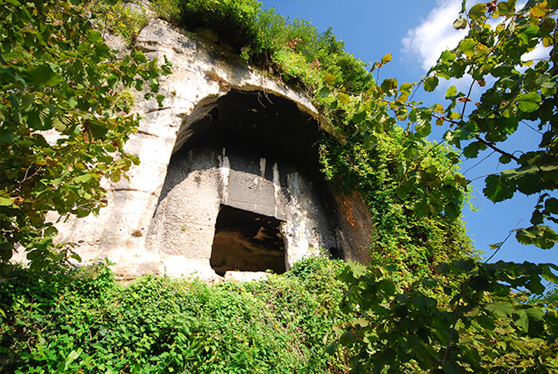 Tozkoparan Mağarası Kaya Mezarı