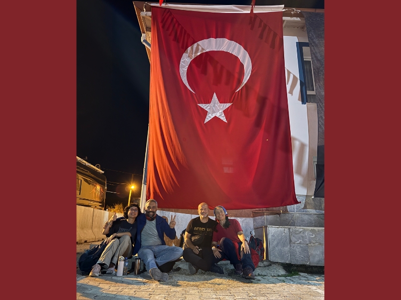 eşim, abim ve yeğenimle birlikte Zafer Yürüyüşü'ne katıldık