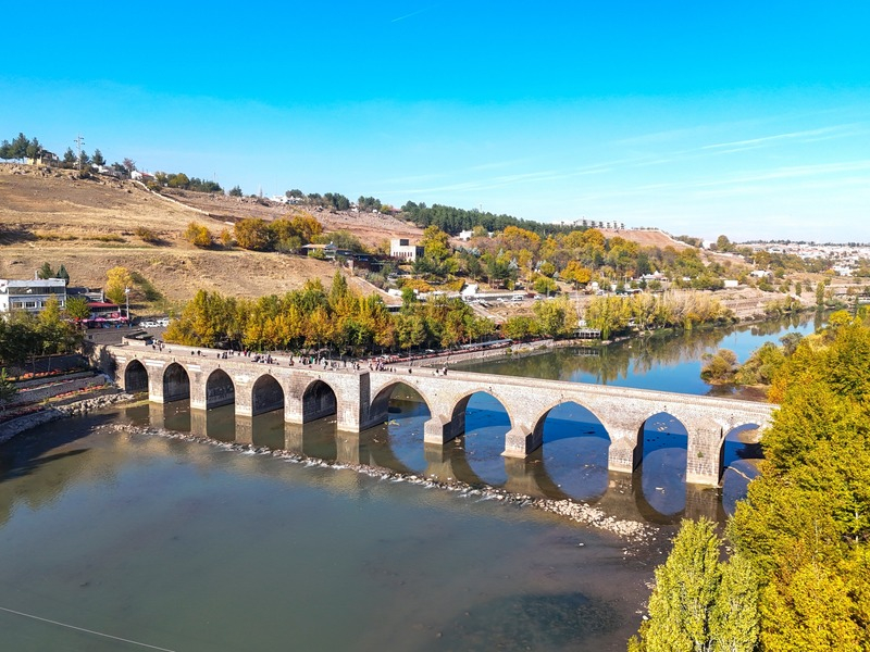 Diyarbakır On Gözlü Köprü